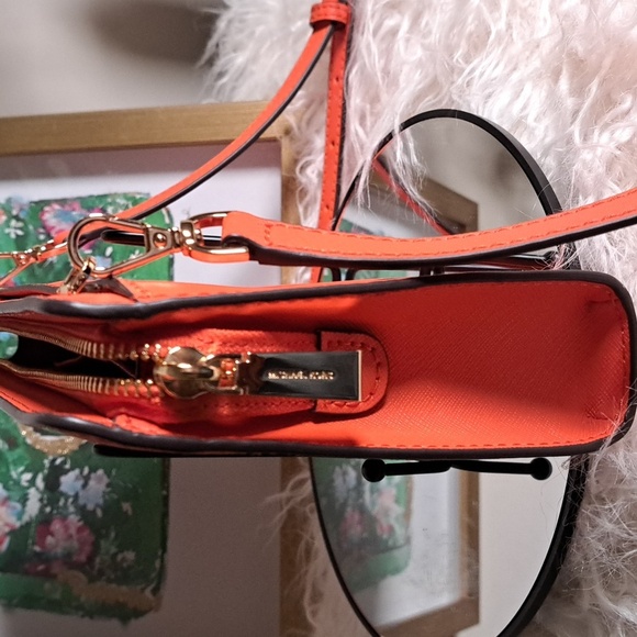 Michael Kors NWOTs Sheila Small East West Top Zip Shoulder Bag - Picture 4 of 8